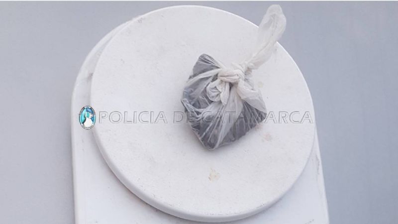 Descubren a un hombre con droga en un auto