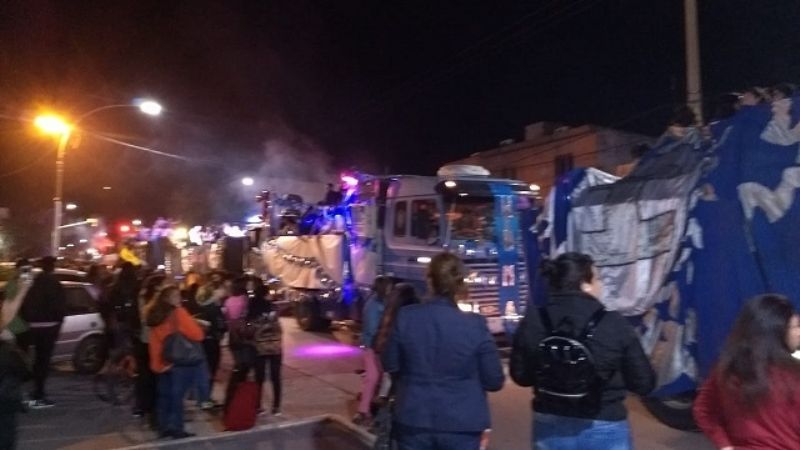 La noche de las Promos: Camionazo de Estudiantes en Recreo