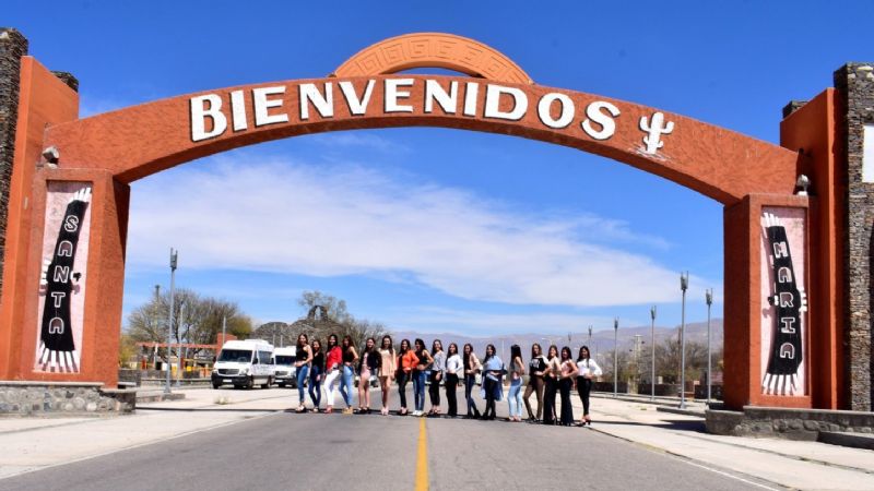 Las reinas de los estudiantes realizan distintas actividades en Santa María
