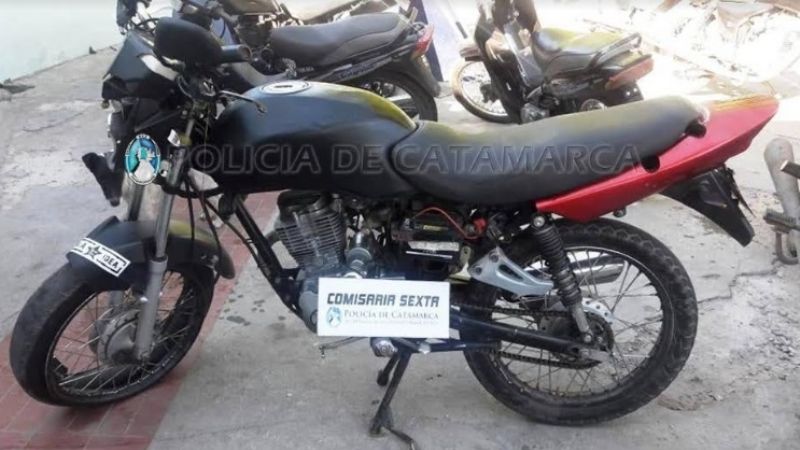 Chocó y dejó la moto abandonada