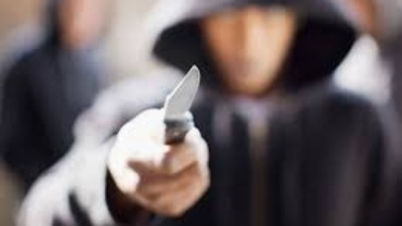 Amenazó de muerte a una mujer con un cuchillo