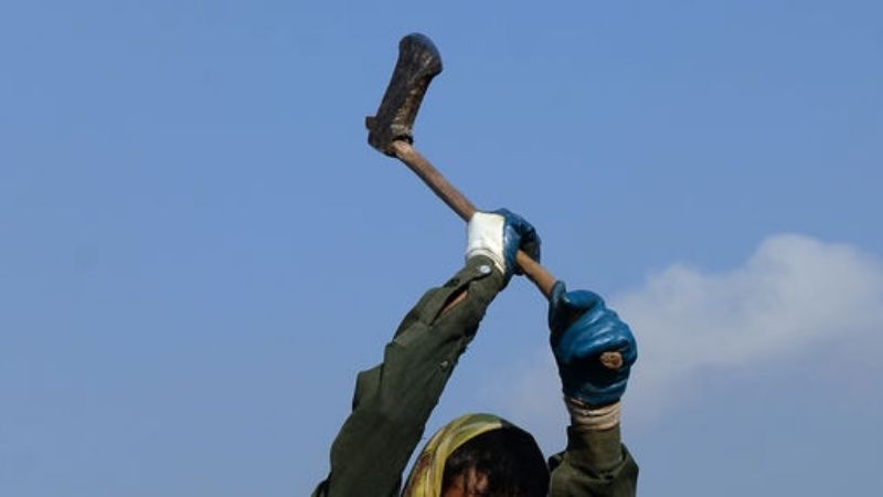 Descontrolado, agarró a hachazos el portón de una casa