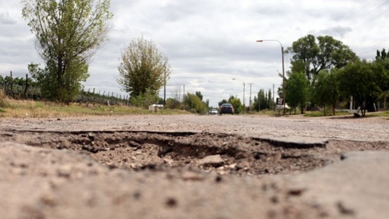 Automovilista no pudo esquivar un gran pozo y dos personas se golpearon
