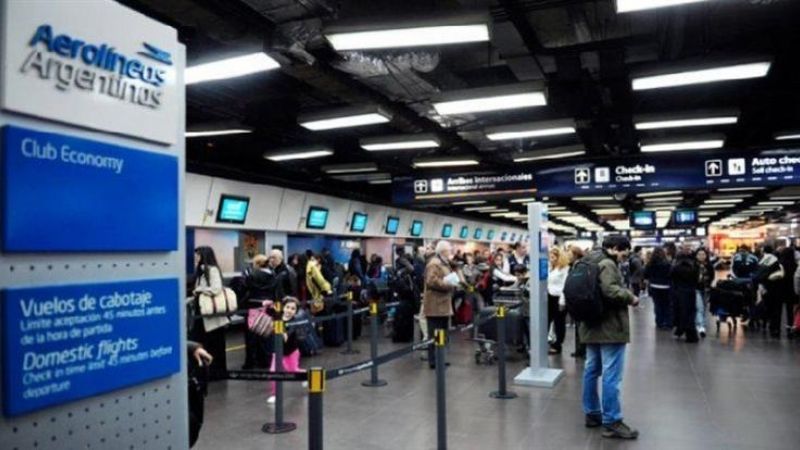 Por el paro, Aerolíneas anunció la cancelación total de sus vuelos del martes