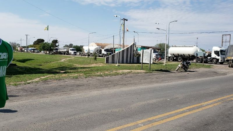 Municipales cortan ruta 157 en contra del ajuste