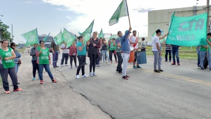 Municipales cortan ruta 157 en contra del ajuste