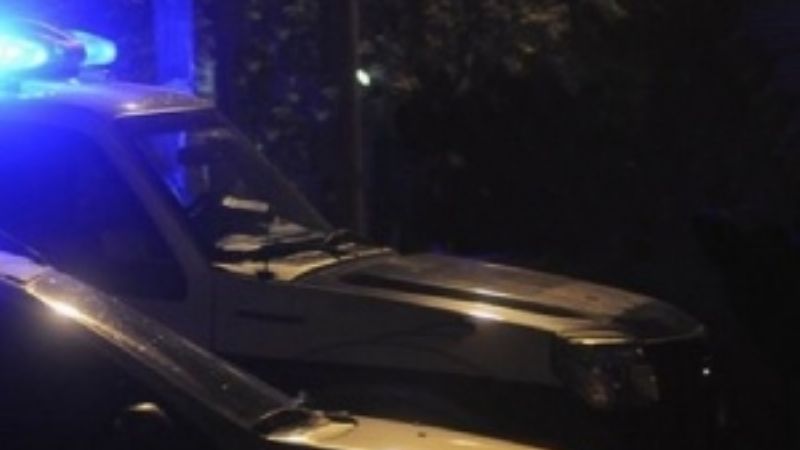 Chocó contra un auto estacionado y volcó