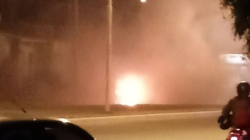 Se prendió fuego un auto y vecinos ayudaron a apagar las llamas