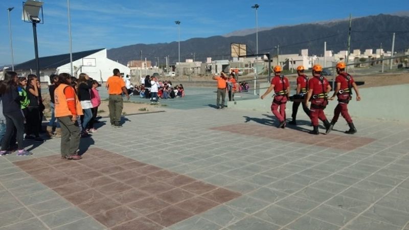 Simulacro de evacuación en la escuela de Valle Chico