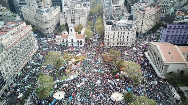 Una multitud colmó la Plaza de Mayo para rechazar el ajuste del gobierno