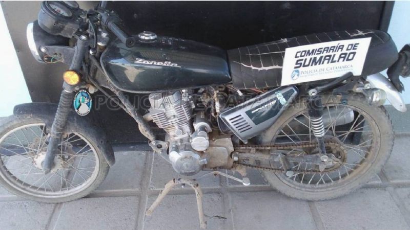 Arrestan a un joven y secuestran una moto, campera y mochila