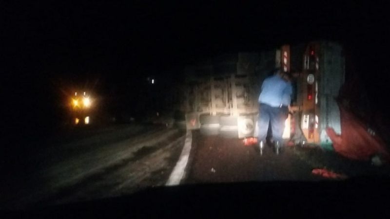 Volcó un camión que trasladaba vinos en la cuesta de El Totoral