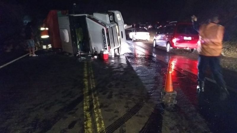 Volcó un camión que trasladaba vinos en la cuesta de El Totoral