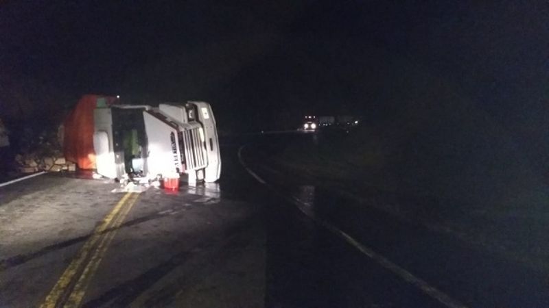 Volcó un camión que trasladaba vinos en la cuesta de El Totoral