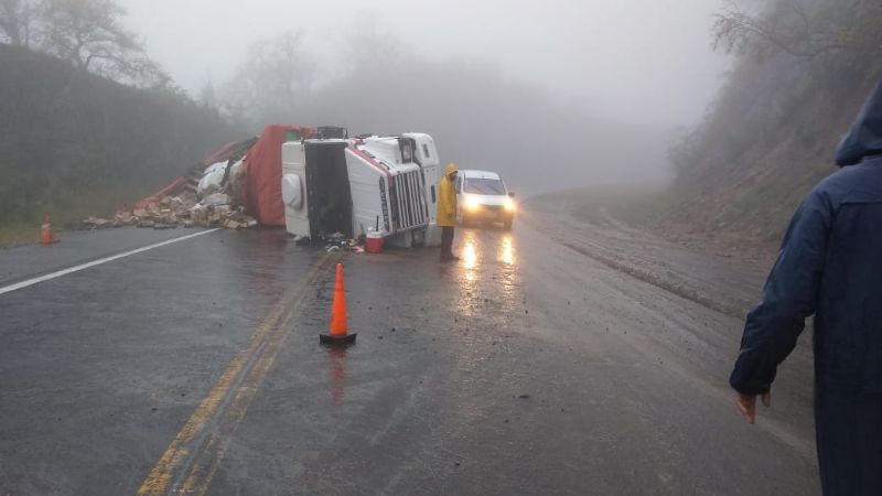 Precaución en la cuesta del Totoral por camión volcado