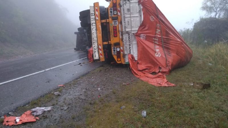 Precaución en la cuesta del Totoral por camión volcado