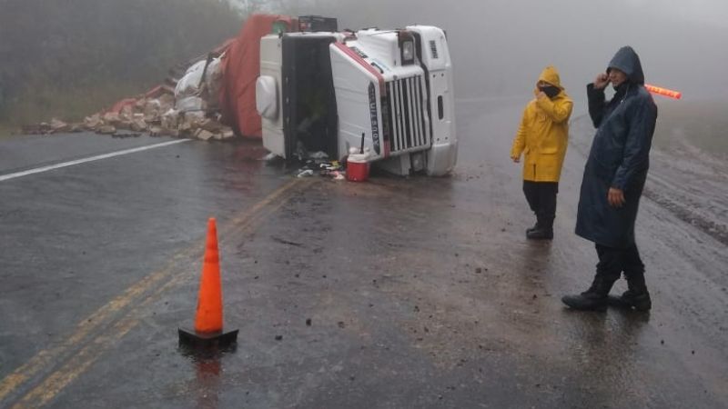 Precaución en la cuesta del Totoral por camión volcado