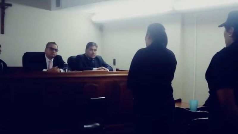 Condenan a prisión a la mujer que quemó y mató a su pareja