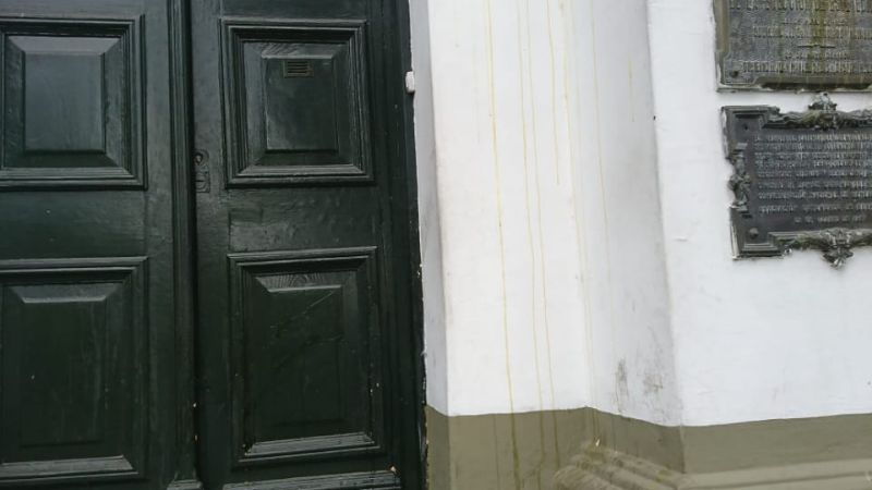 “Huevazos” contra Casa de Gobierno