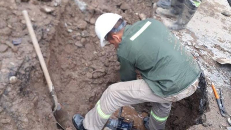 Trabajan en pleno centro para reparar red de agua potable