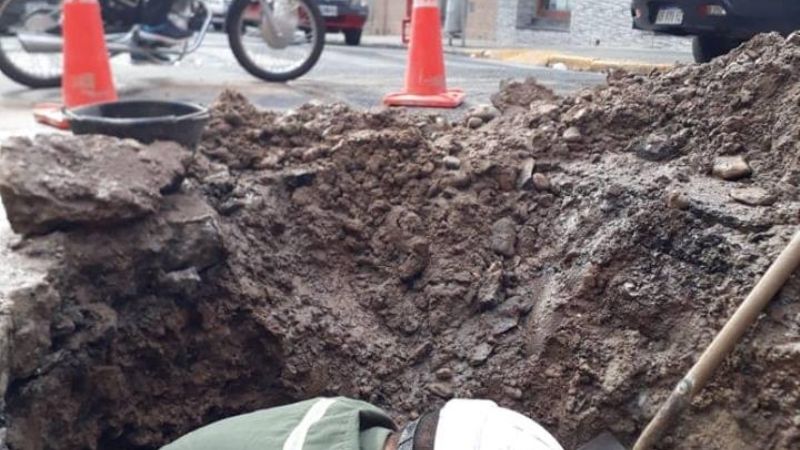 Trabajan en pleno centro para reparar red de agua potable