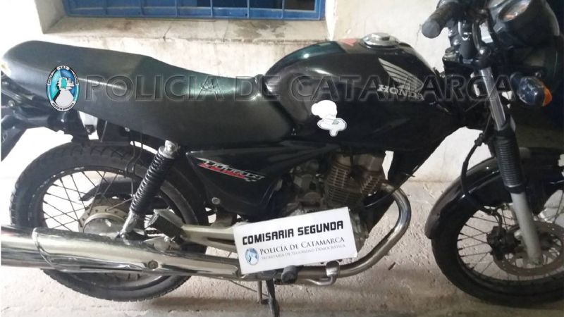 Arrestan a un joven y secuestran una moto sin papeles