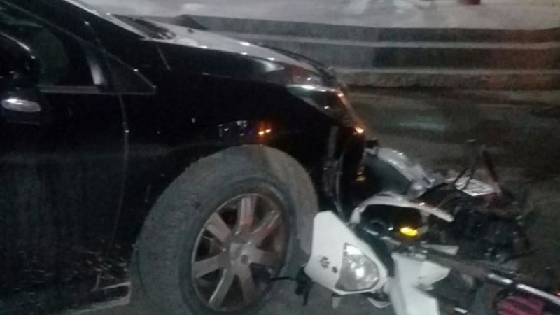 Giró en "U" y provocó un accidente