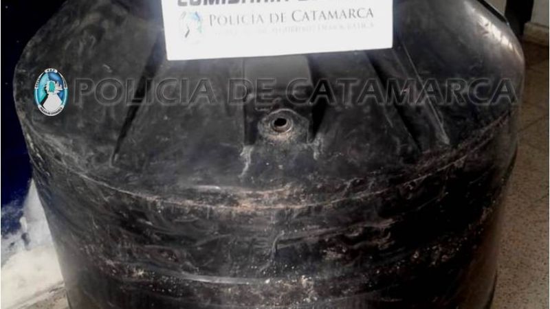 Sorprendieron a un joven vendiendo un tanque de agua