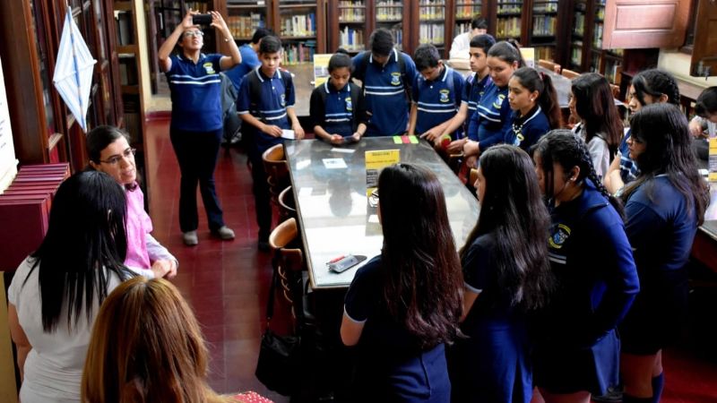 Visita guiada de alumnos de la Escuela N°49 en la Biblioteca Herrera