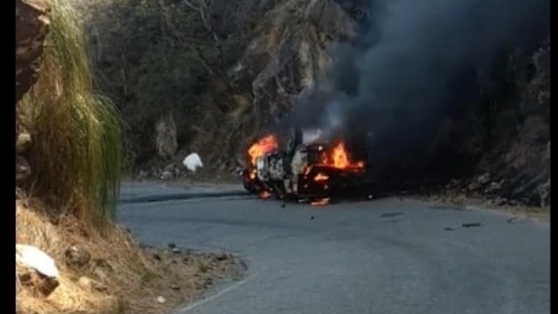 Chocó contra la cuesta y se prendió fuego