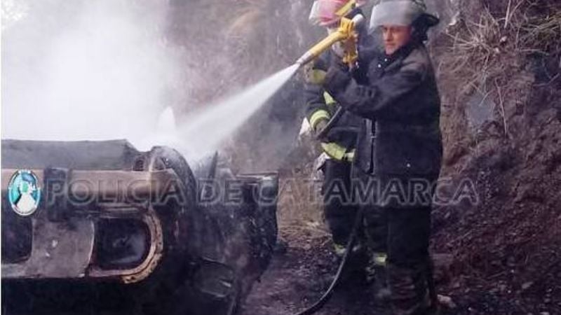 Chocó contra la cuesta y se prendió fuego