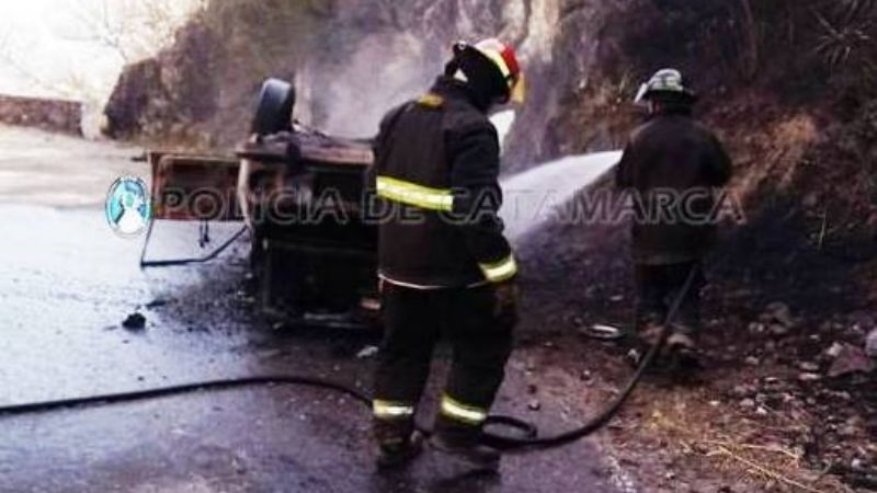 Chocó contra la cuesta y se prendió fuego