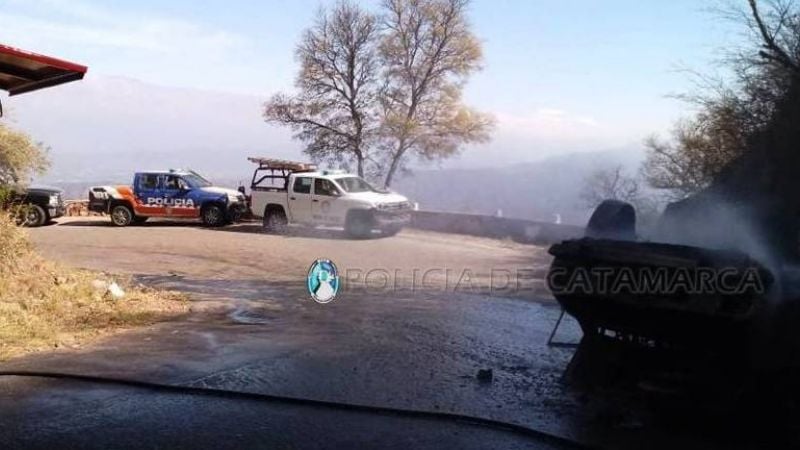 Chocó contra la cuesta y se prendió fuego