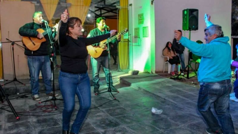 Fogón cultural con el calor del folklore recreino