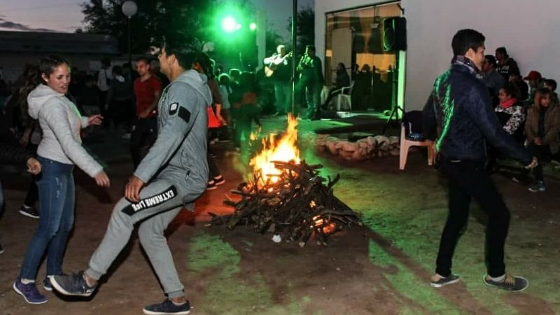 Fogón cultural con el calor del folklore recreino