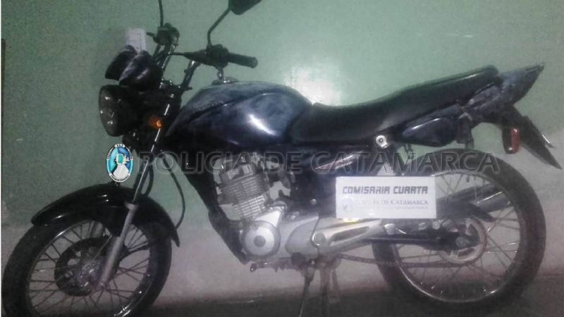 En persecución, aprehenden a un joven por un arrebato y secuestran dos motos