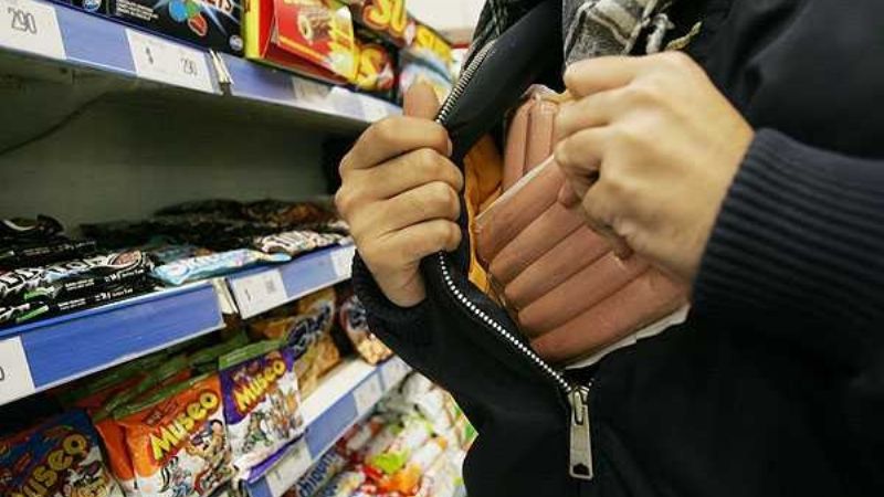 Acompañada de su pequeña hija robó alimentos en el supermercado