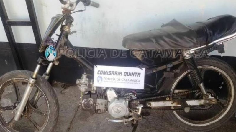 Circulaban en una moto con el chasis adulterado