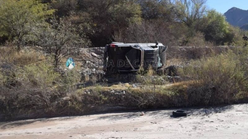 Volcó una camioneta y terminó en el lecho del río