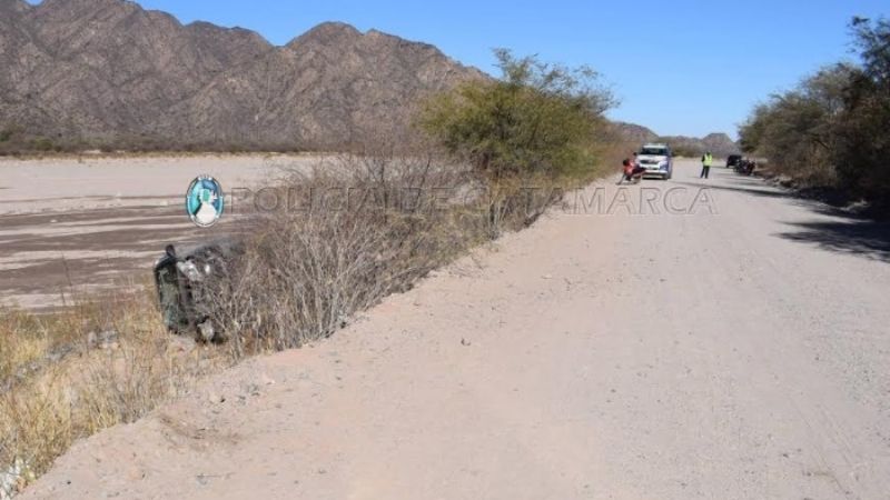 Volcó una camioneta y terminó en el lecho del río