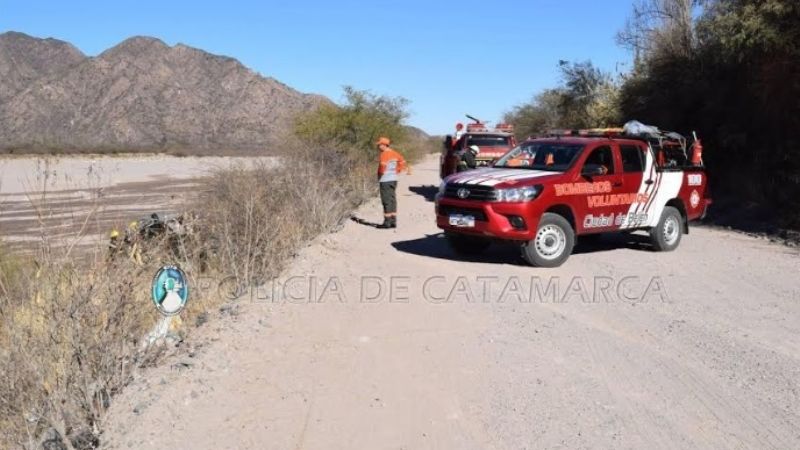 Volcó una camioneta y terminó en el lecho del río