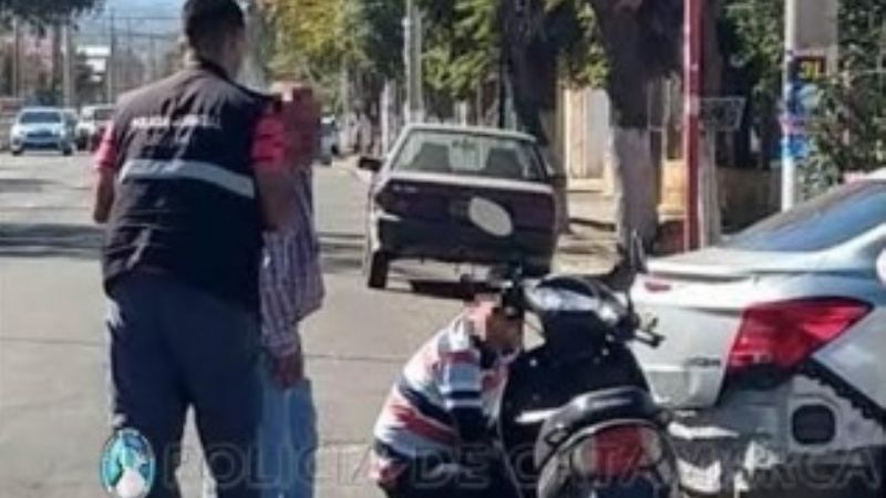 Chocó una mujer policía que iba en moto