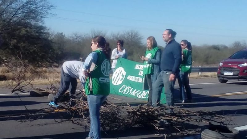 Trabajadores de Agricultura Familiar cortan ruta 38