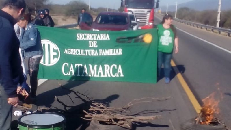 Trabajadores de Agricultura Familiar cortan ruta 38