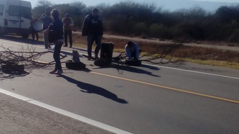 Trabajadores de Agricultura Familiar cortan ruta 38