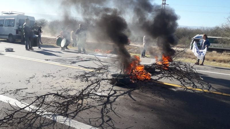 Trabajadores de Agricultura Familiar cortan ruta 38