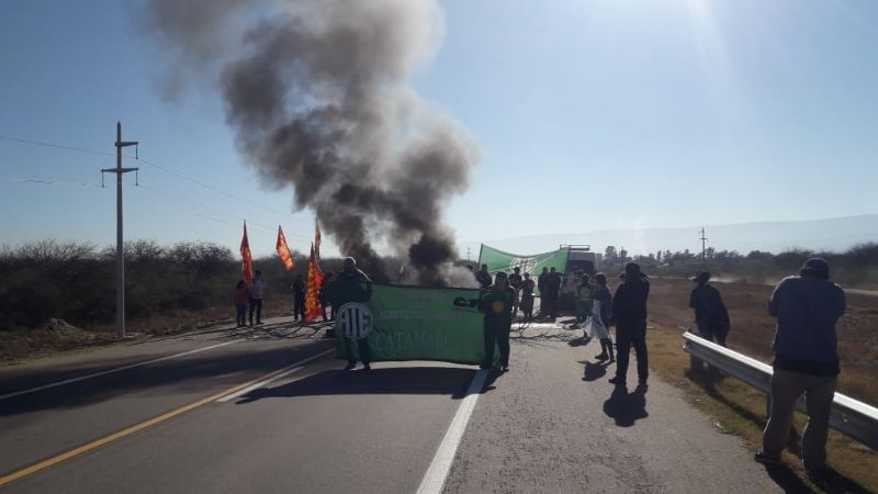 Trabajadores de Agricultura Familiar cortan ruta 38