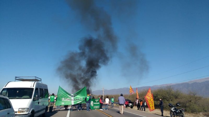Trabajadores de Agricultura Familiar cortan ruta 38