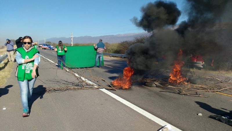 Trabajadores de Agricultura Familiar cortan ruta 38