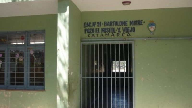 Protesta de padres por falta de limpieza en escuela